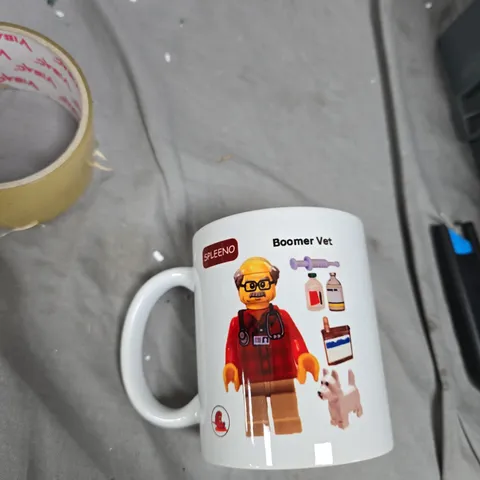 TOTE OF APPROXIMATELY 6 ASSORTED GLASS/CERAMIC ITEMS TO INCLUDE: MUG AND FIGURINE  