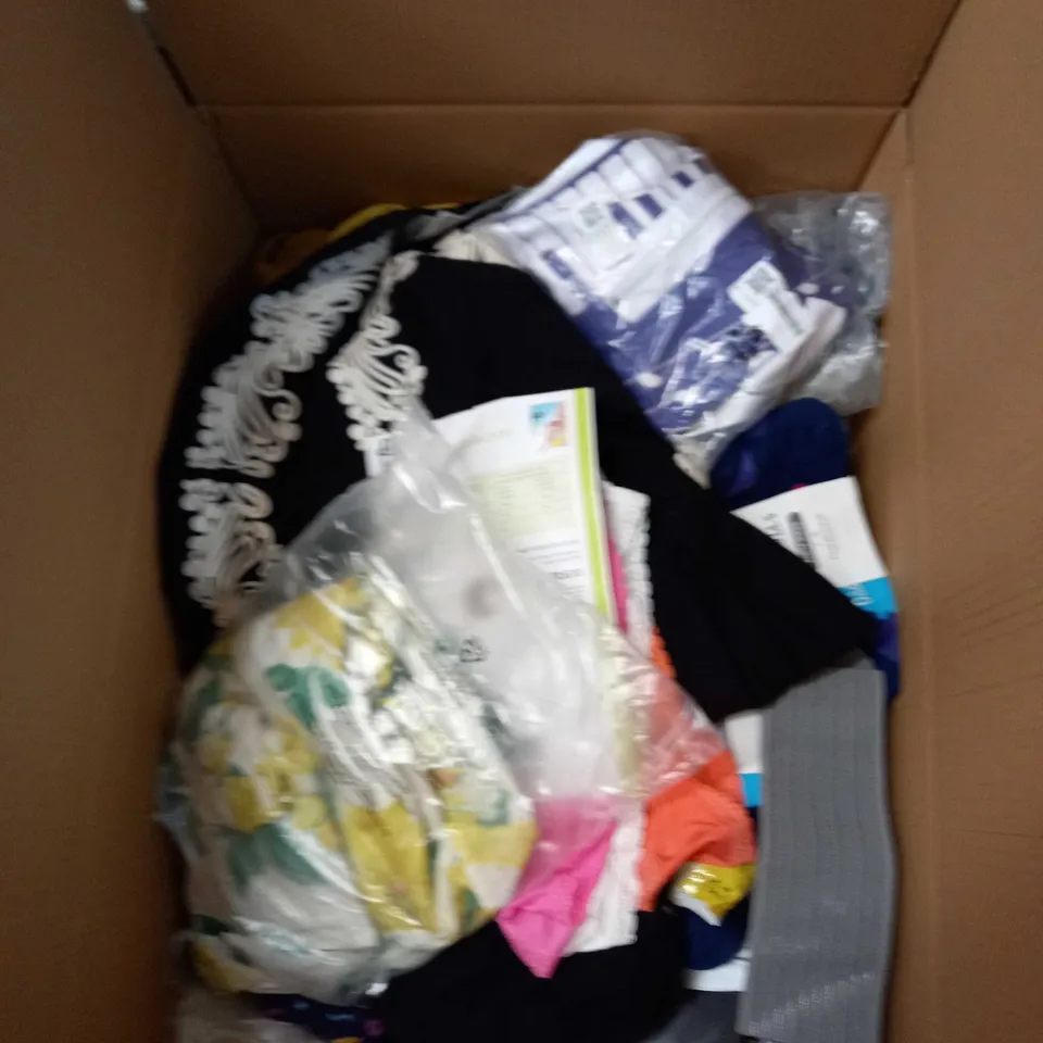 BOX OF APPROX 35 ASSORTED CLOTHING ITEMS TO INCLUDE - DRESSES, T-SHIRTS AND TROUSERS