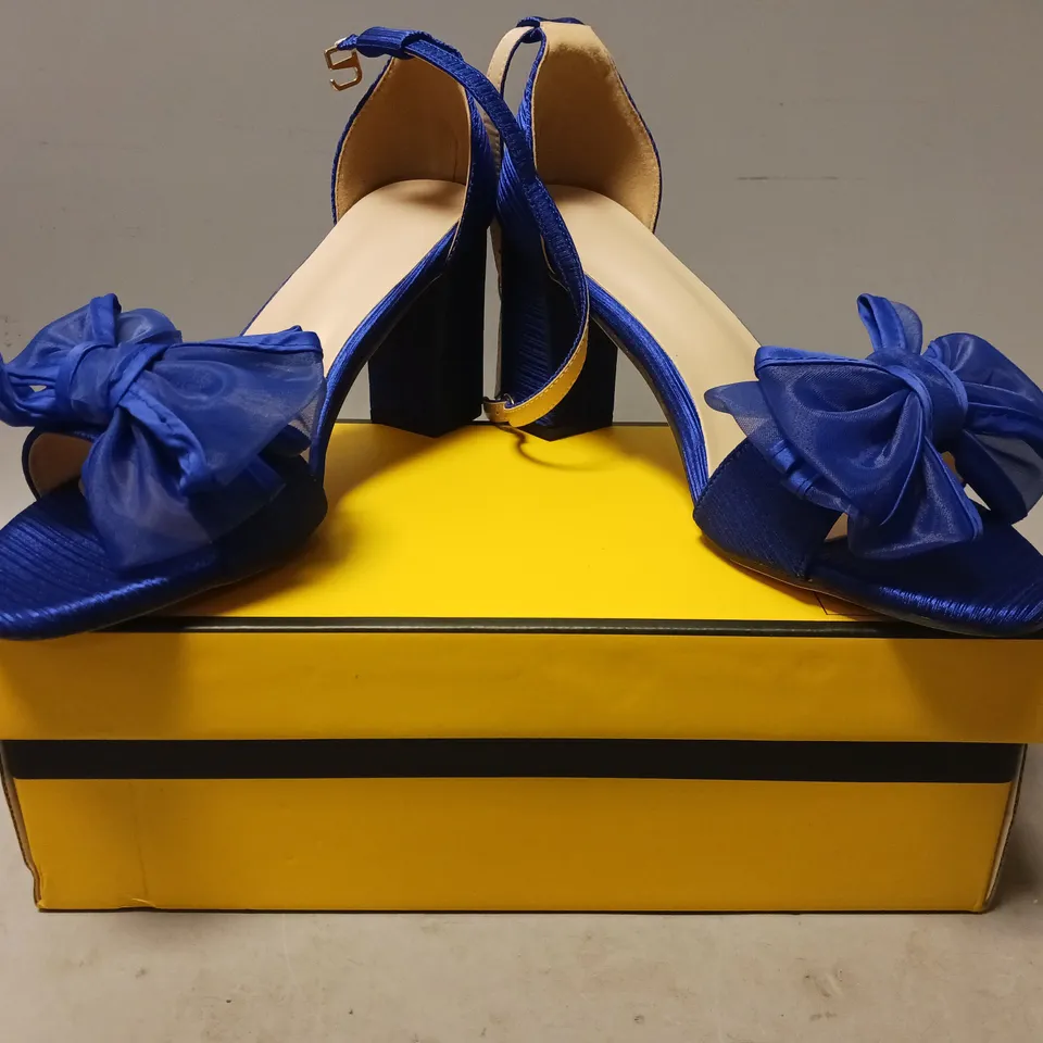 BOXED PAIR OF DESIGNER OPEN TOE BLOCK HEEL SHOES IN SAPPHIRE BLUE W. BOW DETAIL EU SIZE 40