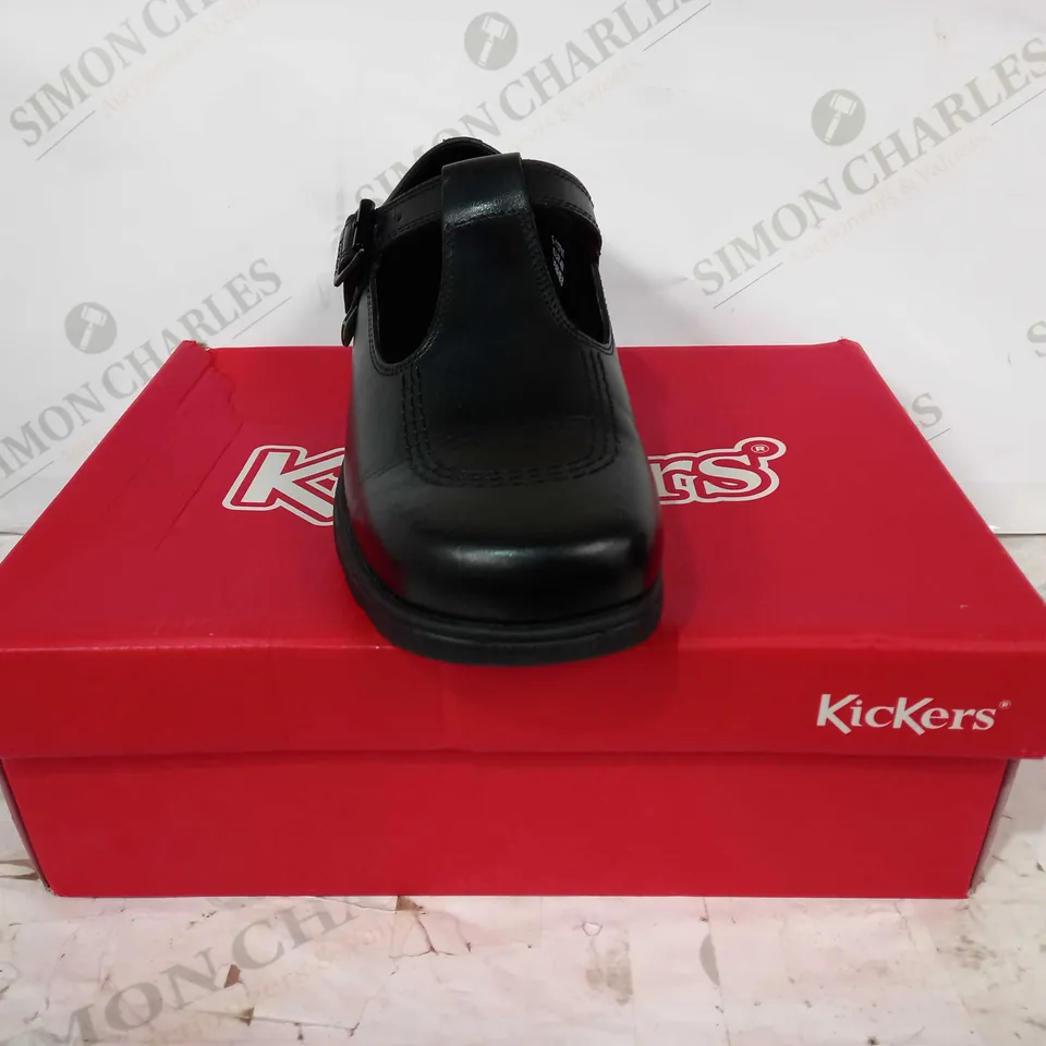 BOXED PAIR OF KICKERS FRAGMA T-BUCKLE LEATHER SHOES IN BLACK EU SIZE 40