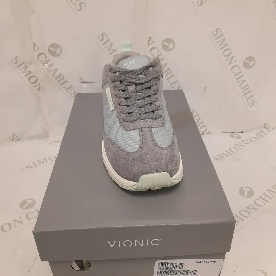 BOXED VIONIC TRAINERS IN GREY SIZE 5,5