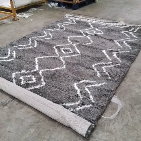 QUALITY DESIGNER AREA RUG - APPROXIMATELY 290X200CM