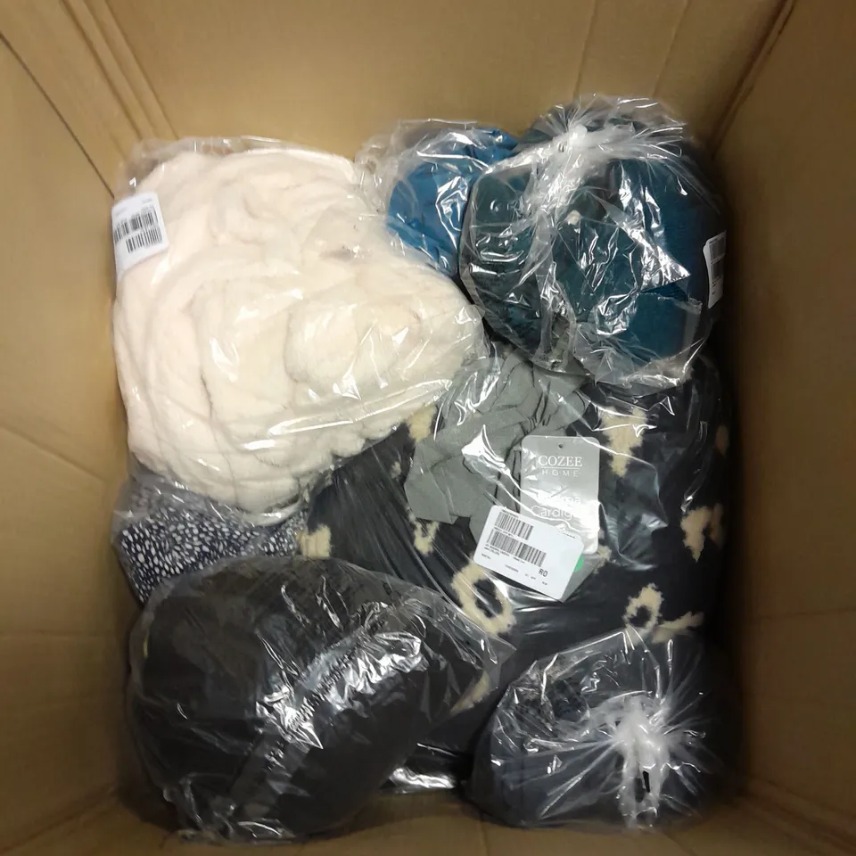 APPROXIMATELY 20 ASSORTED CLOTHING ITEMS IN VARIOUS COLOURS AND SIZES
