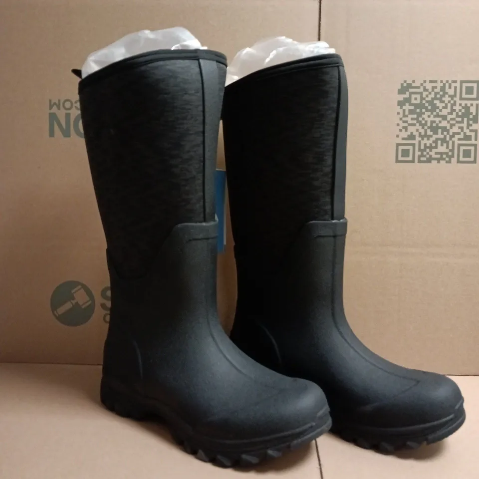 BOXED PAIR OF HARRY HALL NEOPRENE WELLINGTON BOOTS IN BLACK SIZE UK 6