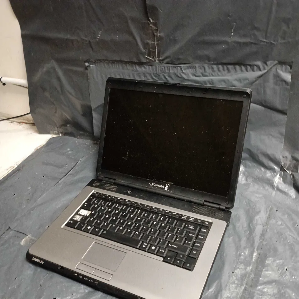 TOSHIBA SATELLITE PRO L300-26R LAPTOP - SILVER - MISSING SOME KEYS 
