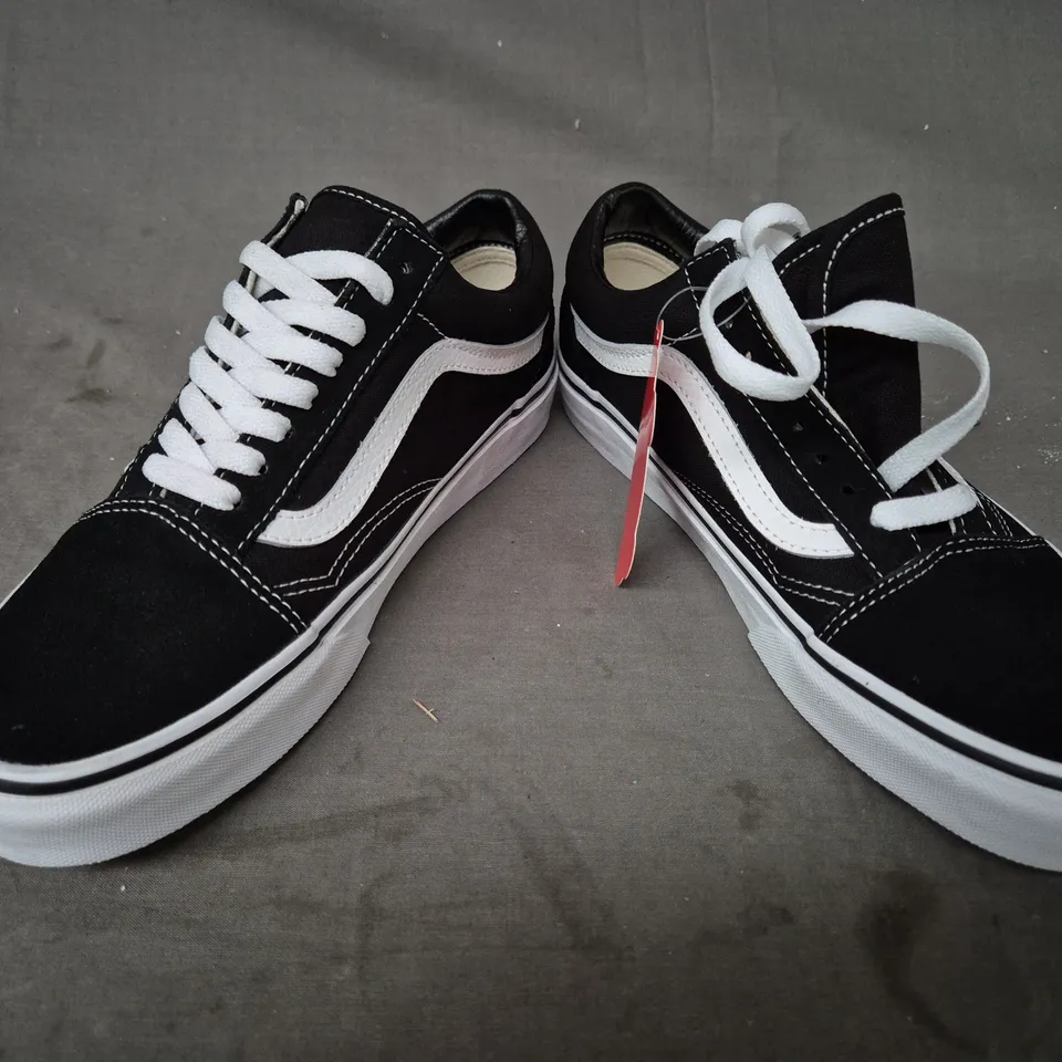 BOXED PAIR OF VANS OLD SKOOL SHOES IN BLACK/WHITE UK SIZE 6