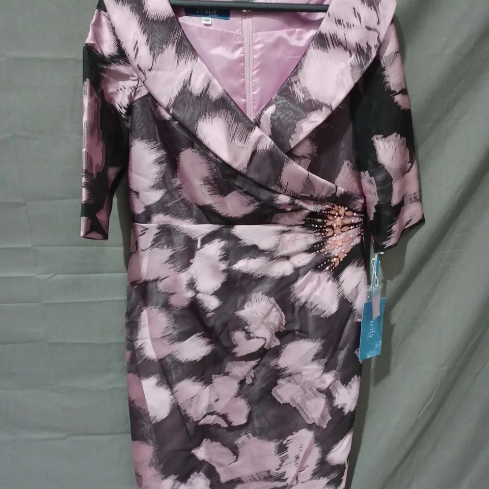 ZEILA DONNA BACK ZIP RUCHED SEQUIN DETAIL DRESS IN PINK/BLACK - SIZE 40