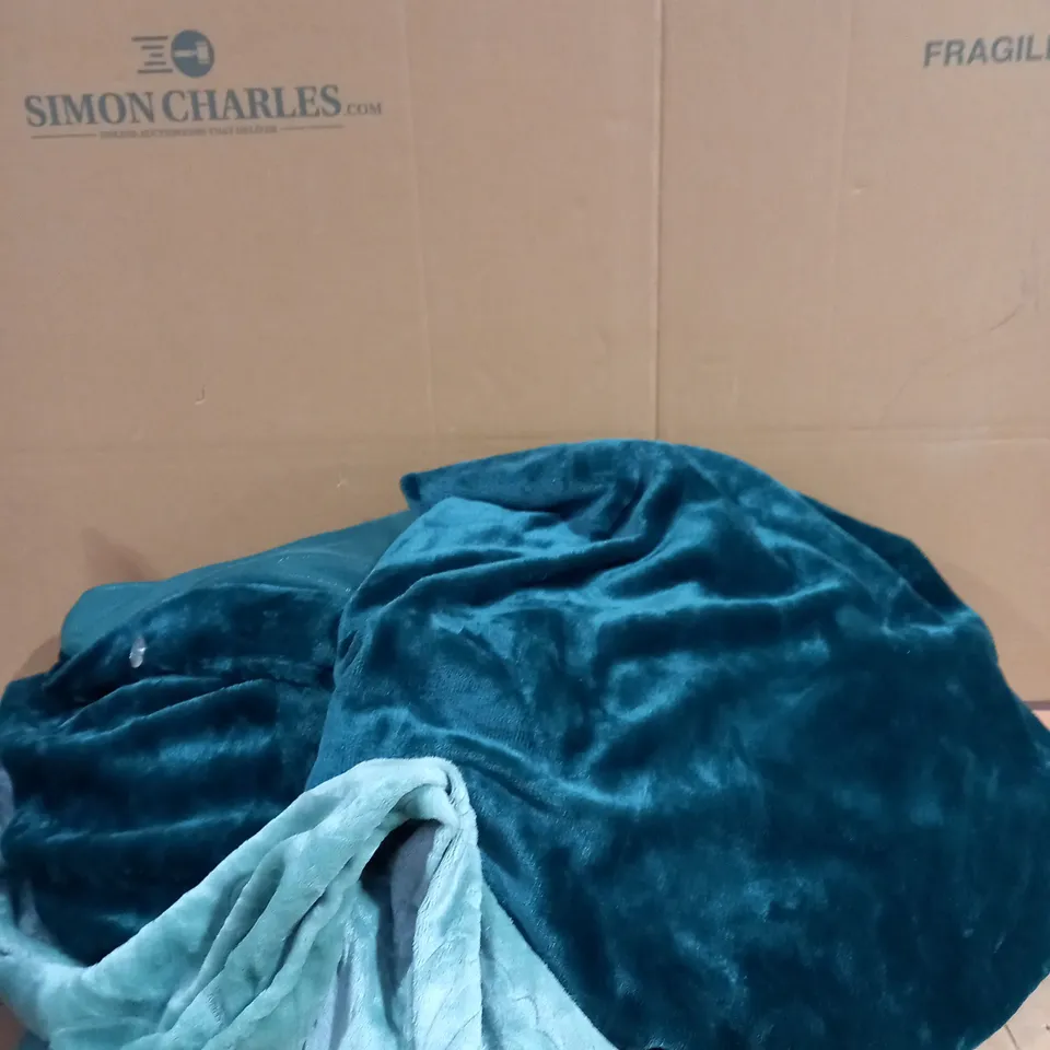 COZEE HOME 2 PACK EMBOSSED VELVETSOFT 4 PIECE DUVET SET - GREEN