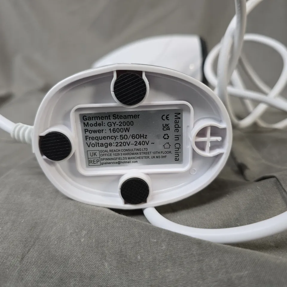 GARMENT STEAMER GY-2000 – WHITE, 1600W, UK PLUG