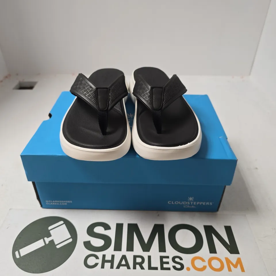 BOXED PAIR OF CLOUDSTEPPERS BY CLARKS SOLEVANA POST2 SANDALS IN BLACK - UK 5