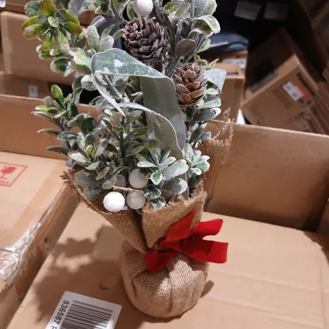 PAIR OF DECORATIVE CHRISTMAS