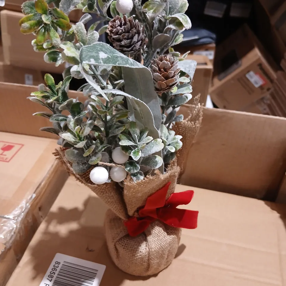 PAIR OF DECORATIVE CHRISTMAS