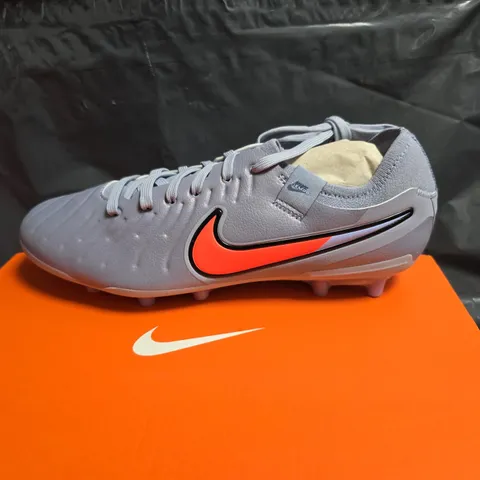 NIKE LEGEND 10 PRO AG-PRO FOOTBALL BOOTS – GREY/ORANGE, UK SIZE 6