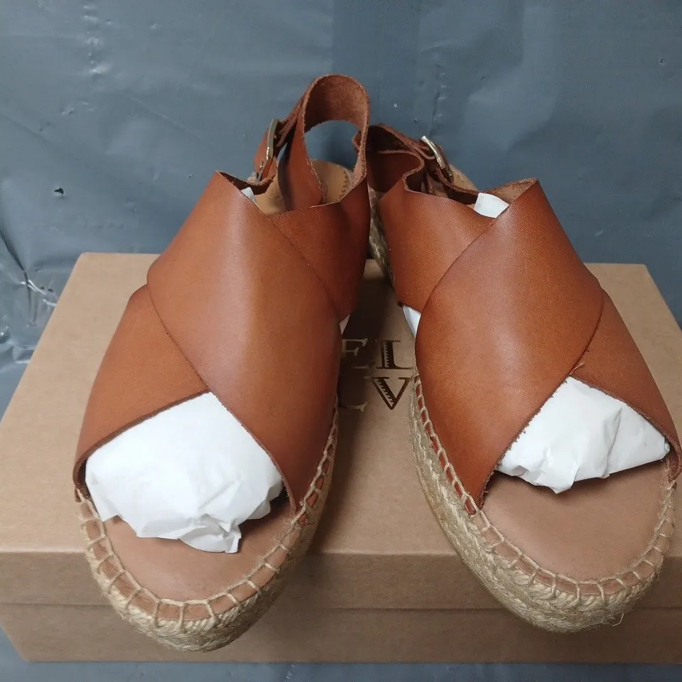 BOXED PAIR OF PENELOPE CHILVERS YERMO LEATHER ESPADRILLE OPEN TOE IN TAN - SIZE 42