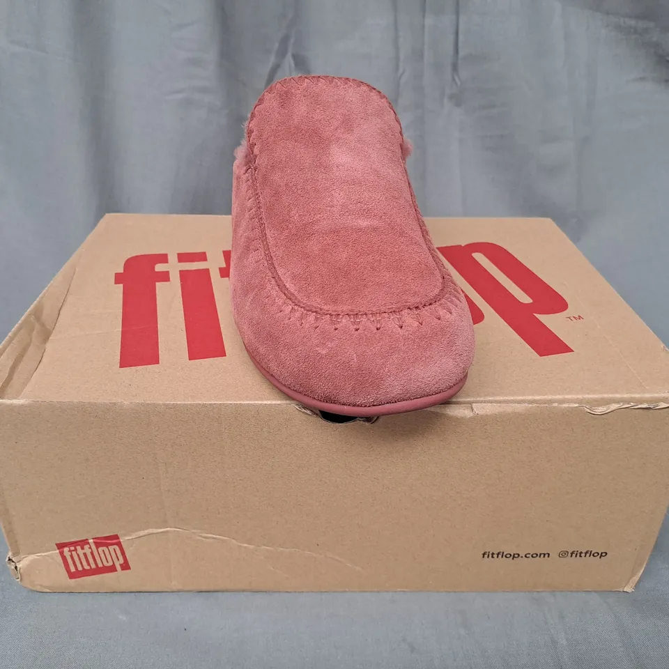 BOXED PAIR OF FITFLOP CHRISSIE II HAUS CROCHET-STITCH SHEARLING SLIPPERS IN CLAY UK SIZE 6