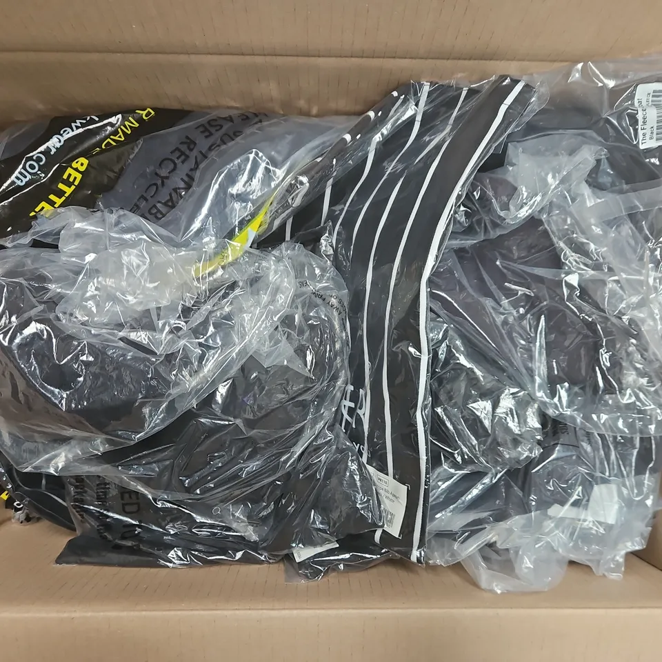 APPROXIMATELY 18 ASSORTED WORKWEAR CLOTHING ITEMS IN VARIOUS SIZES TO INCLUDE KUSTOM KIT OXFORD SHIRT, PREMIER STRIPE BIB APRON, CONDOR COMBAT SHORTS, ETC