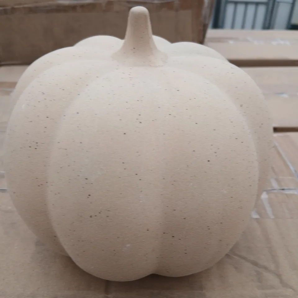 FOUR GISELA GRAHAM CERAMIC DECORATIVE PUMPKIN ORNAMENT