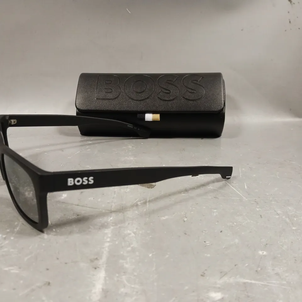 BOSS 1569 SQUARE SUNGLASSES IN BLACK