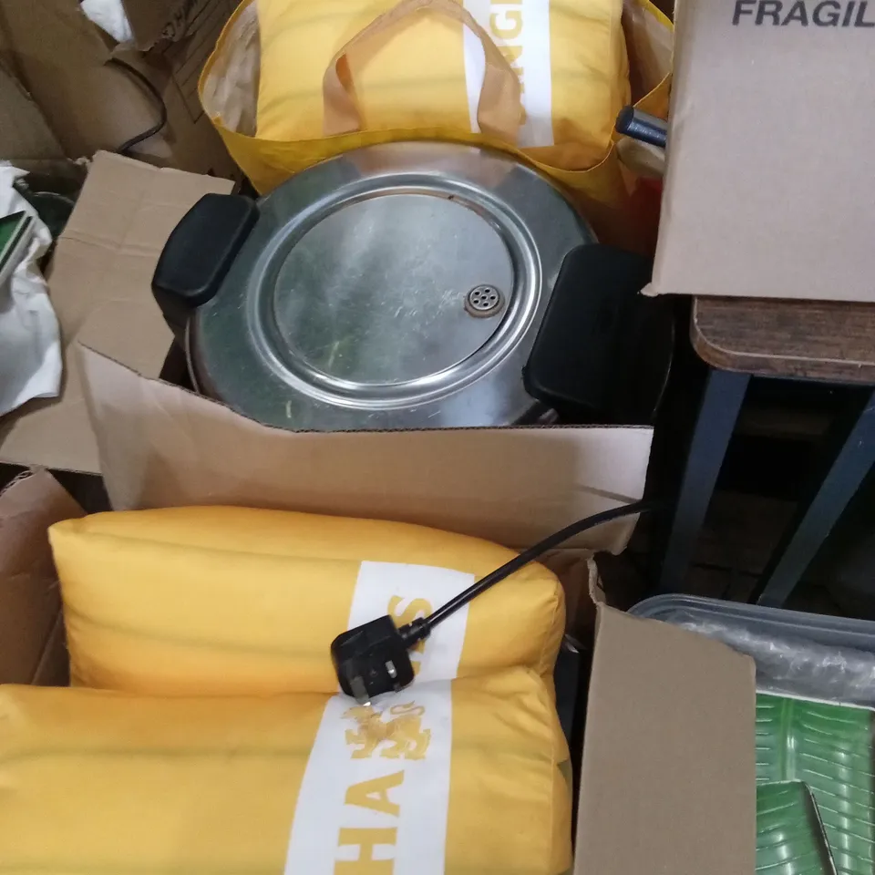 PALLET OF ASSORTED CATERING SUPPLIES AND RESTERAUNT DECOR ITEMS
