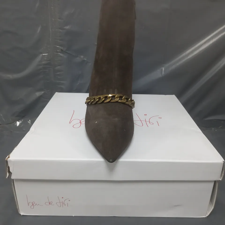 BOXED PAIR OF BEN DE LISI ANKLE BOOTS IN CHOCOLATE SIZE 9