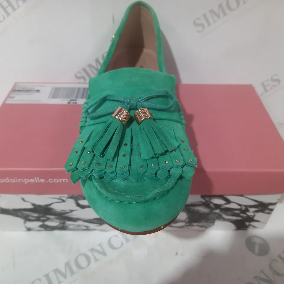 BOXED PAIR OF MODA IN PELLE ETHELIA SHOES IN GREEN SIZE 7