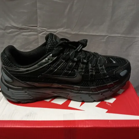 BOXED NIKE P-6000 TRAINERS - BLACK/WHITE, MEN'S UK 7.5 (US 8.5)