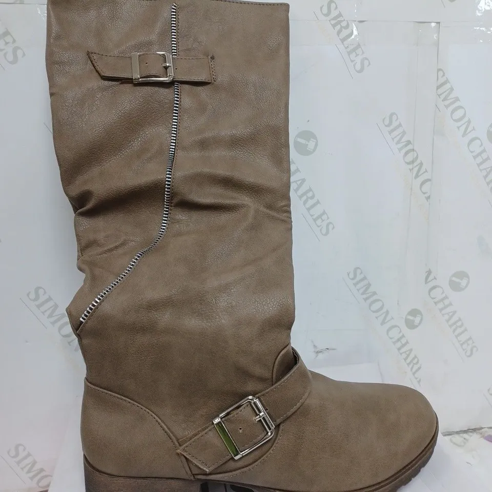 BOX OF APPROXIMATELY 10 ASSORTED SHOES TO INCLUDE BOOTS, HEELS, SANDALS ETC 