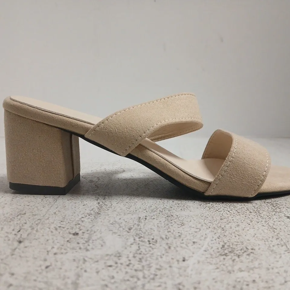BOXED PAIR OF UNBRANDED OPEN TOE LOW BLOCK HEEL SANDALS IN SAND SIZE EU 37