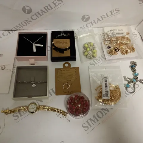 APPROXIMATELY 30 ASSORTED JEWELLERY ITEMS IN VARIOUS STYLES TO INCLUDE EARRINGS, NECKLACES, WATCHES ETC