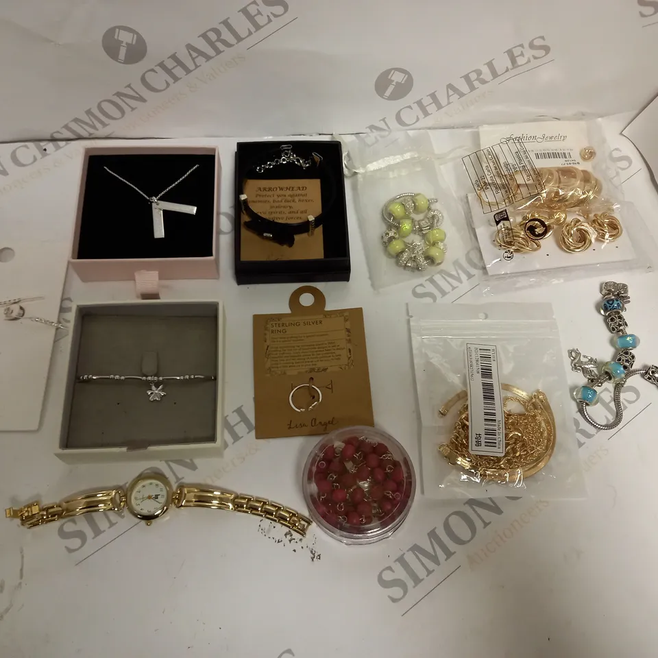 APPROXIMATELY 30 ASSORTED JEWELLERY ITEMS IN VARIOUS STYLES TO INCLUDE EARRINGS, NECKLACES, WATCHES ETC	