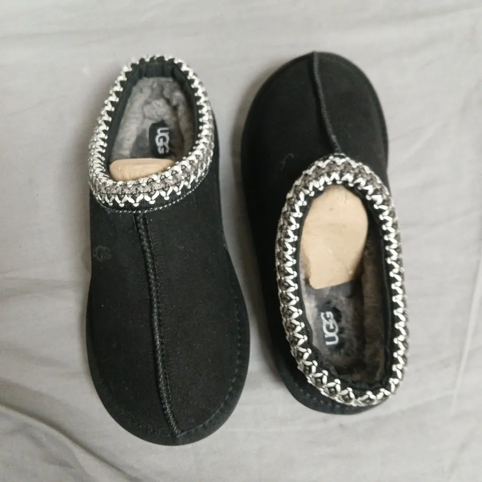 PAIR OF UGG FLEECE SLIDERS IN BLACK - UK 3