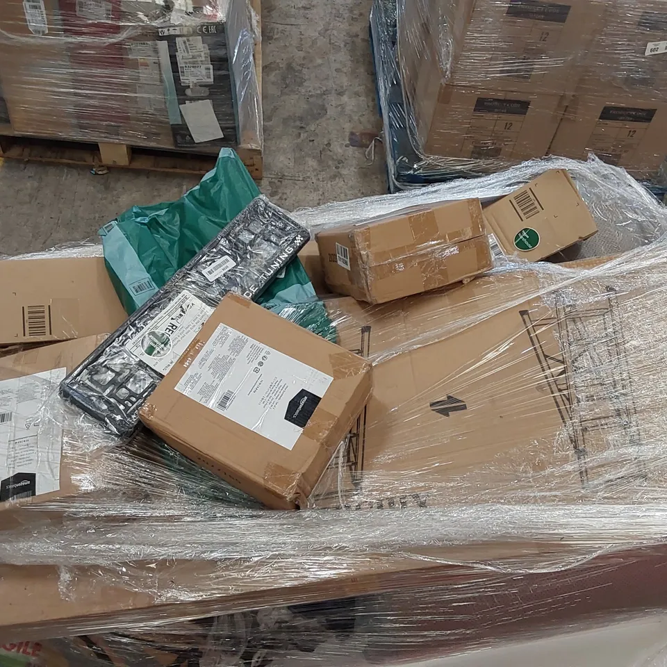 PALLET OF ASSORTED ITEMS INCLUDING: STEP LADDER, RETRACTABLE SAFETY GATE, MATTRESS TOPPER ECT.