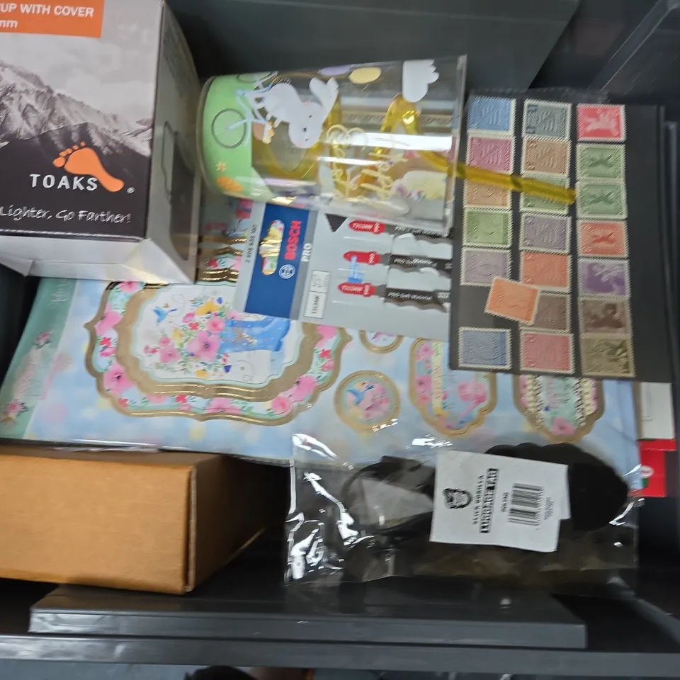 APPROXIMATELY 20 ASSORTED HOUSEHOLD ITEMS TO INCLUDE TOAKS 450ML CUP, COLOUR CATCHER, DINNER FORKS, ETC