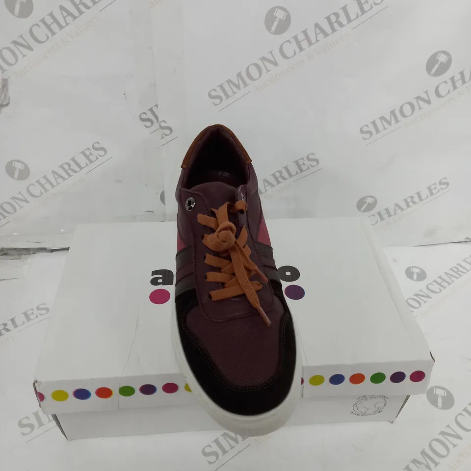BOXED PAIR OF ADESSO RAYA LEATHER TRAINERS SIZE 7