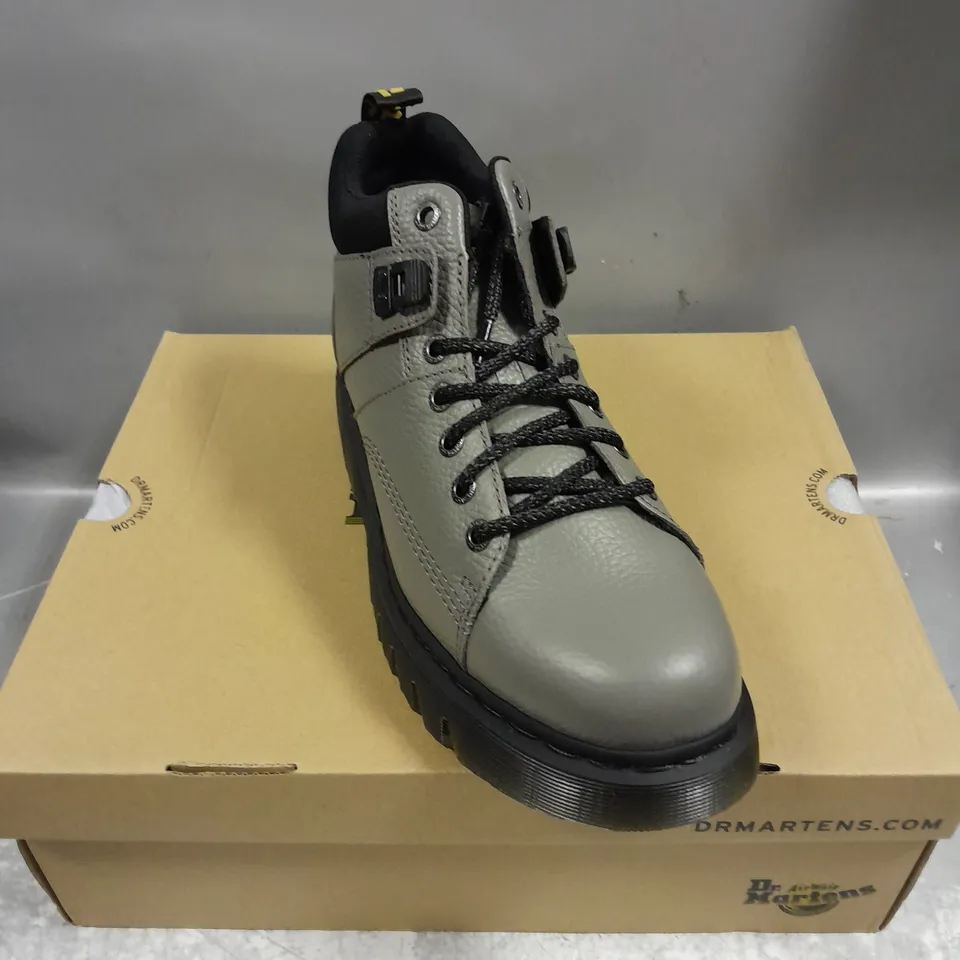 BOXED PAIR OF DR MARTENS WOODARD MILLED NAPPA BOOTS IN NICKEL GREY/BLACK SIZE UK 11