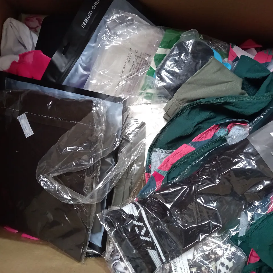 APPROXIMATELY 50 ASSORTED CLOTHING ITEMS TO INCLUDE T-SHIRT, SHIRT, DRESS, VEST 