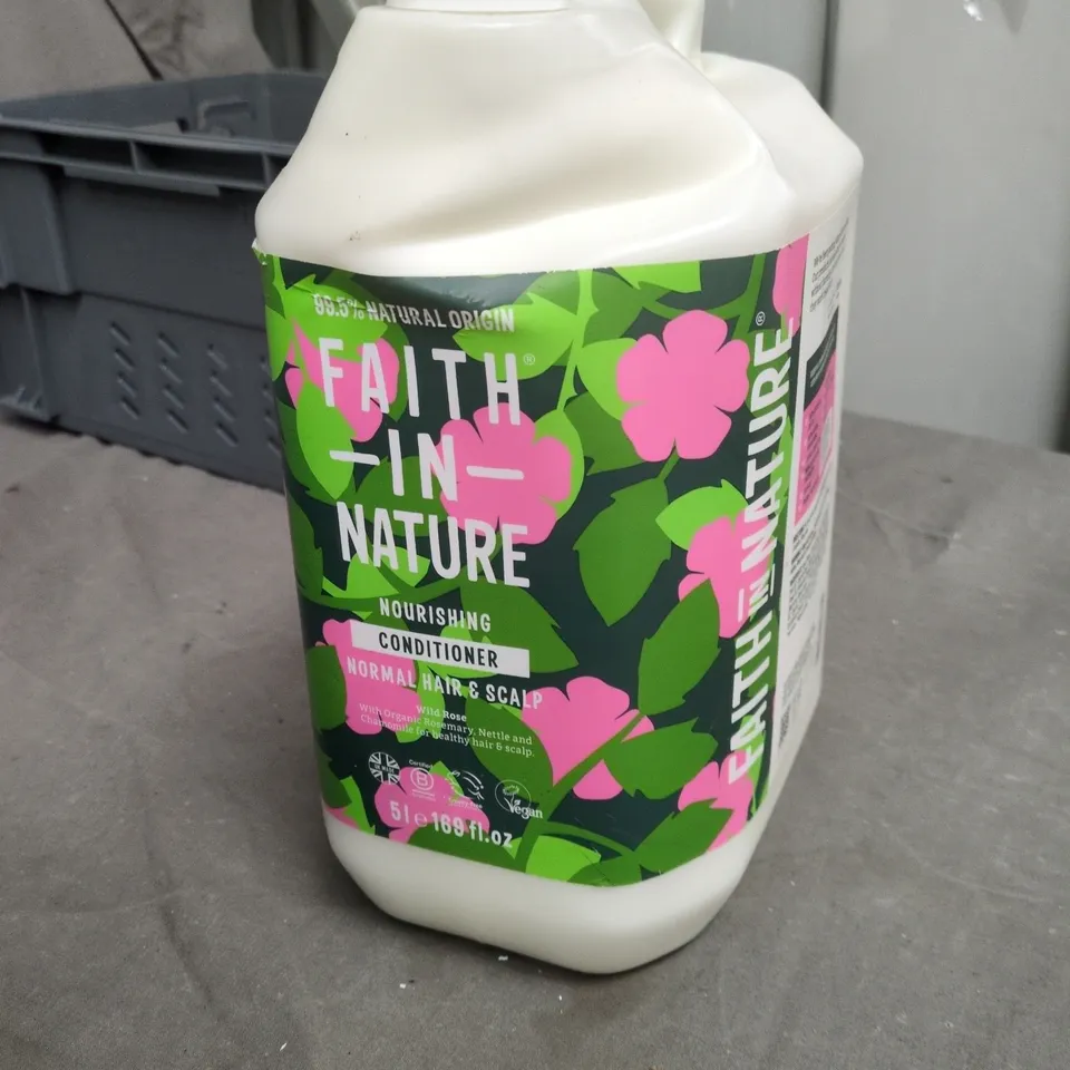 TOTE OF APPROXIMATELY 4 ASSORTED LIQUID ITEMS TO INCLUDE: FAITH IN NATURE CONDITIONER 5L