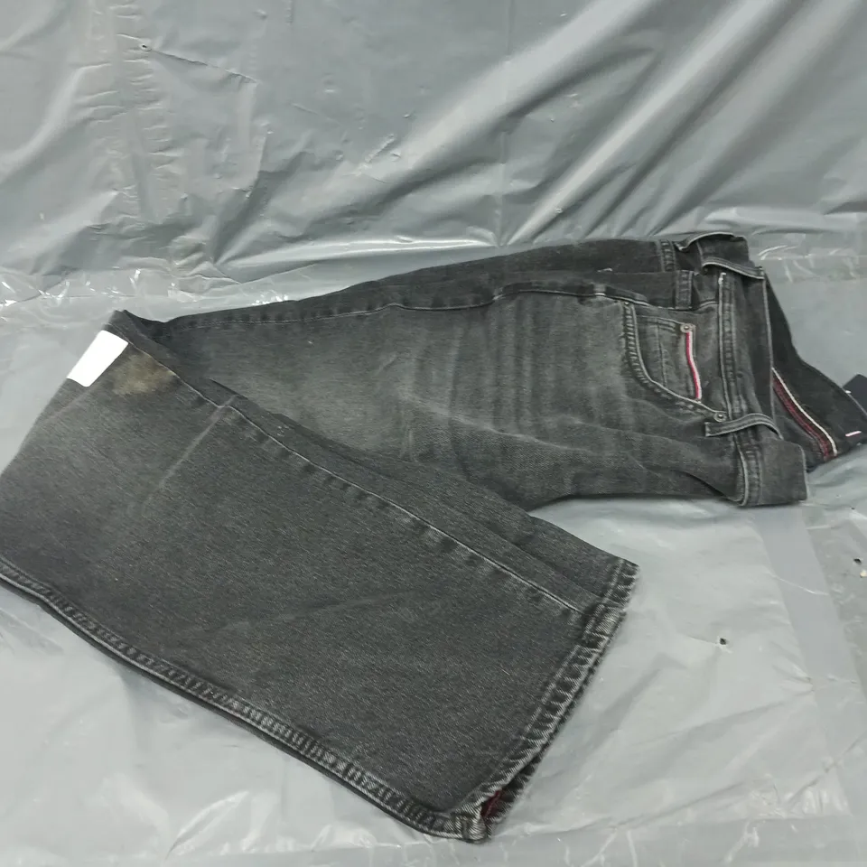 TOMMY HILFIGER DENTON STRAIGHT FIT JEANS - BLACK 38 REGULAR 