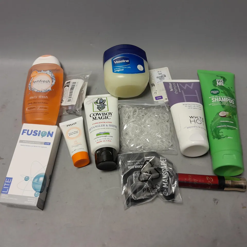BOX OF APPROXIMATELY 15 COSMETIC ITEMS TO INCLUDE ECO FLOSS PICKS, IPX7 ELECTRIC TOOTHBRUSH, AND CLARINS FOAMING CLEANSER ETC 