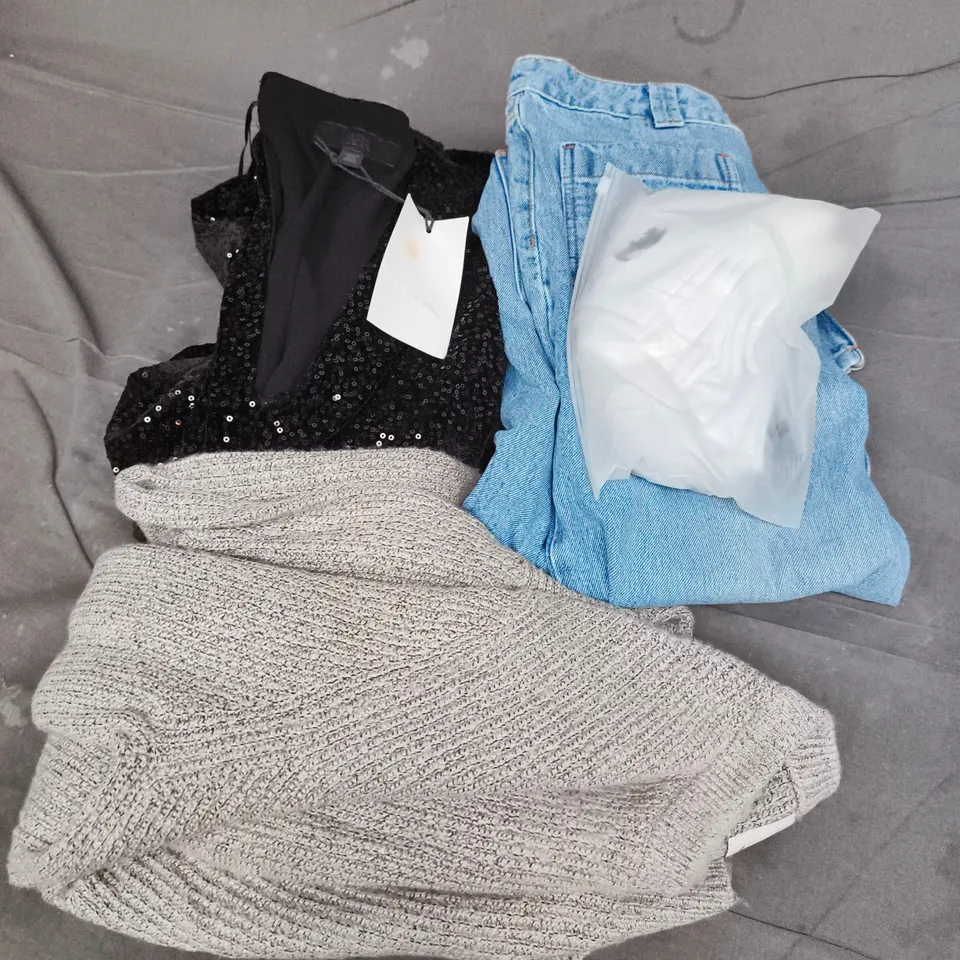 APPROXIMATELY 30 ASSORTED CLOTHING ITEMS IN VARIOUS SIZES, STYLES & COLOURS TO INCLUDE BRANDS SUCH AS ZARA, NEW LOOK, M&S, ETC - COLLECTION ONLY