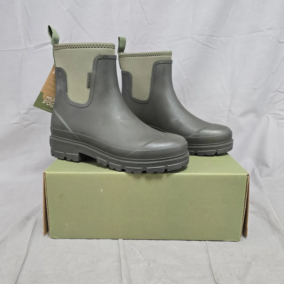 BOXED PAIR OF MUD DOGS BROOKE ANKLE BOOTS IN DARK GREEN SIZE UK 6