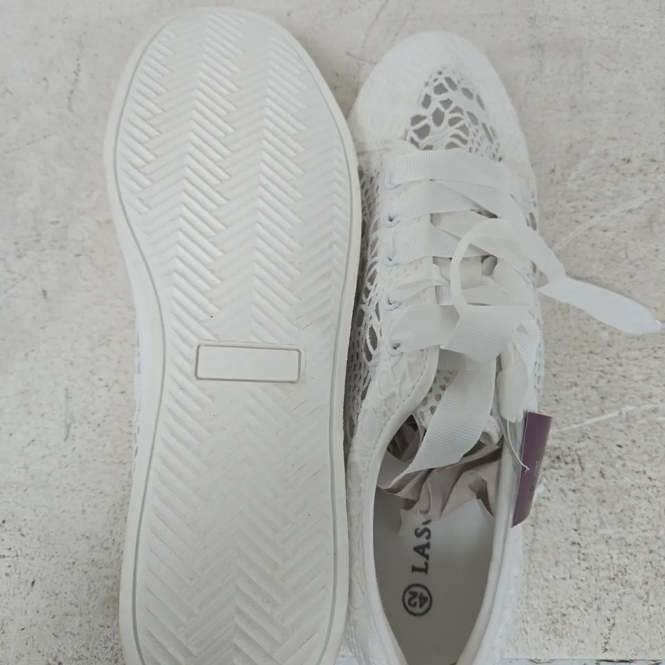 LASCANA WOMEN'S WHITE LACE SNEAKERS – UK 8