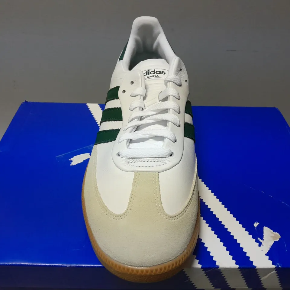 BOXED PAIR OF ADIDAS SAMBA SPIKELESS GOLF SHOES IN WHITE/GREEN - UK 12