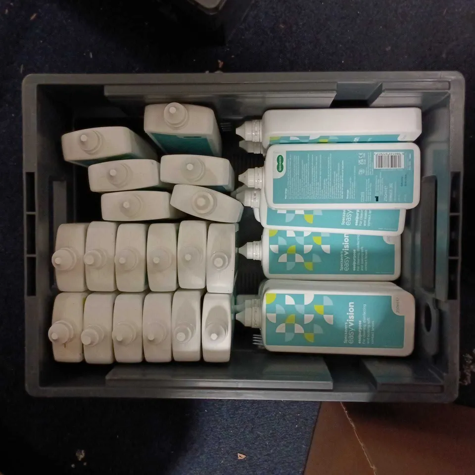 BOX OF APPROXIMATELY 25 SPECSAVERS EASYVISION CLEANERS