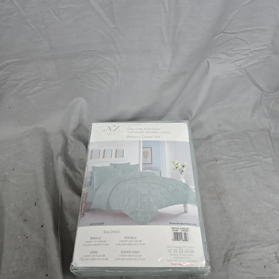 HALF A CAGE APPROXIMATELY 30+ ASSORTED HOUSEHOLD ITEMS INCLUDING: BATHROOM MAT, BEDDING AND JEWELLERY BOX