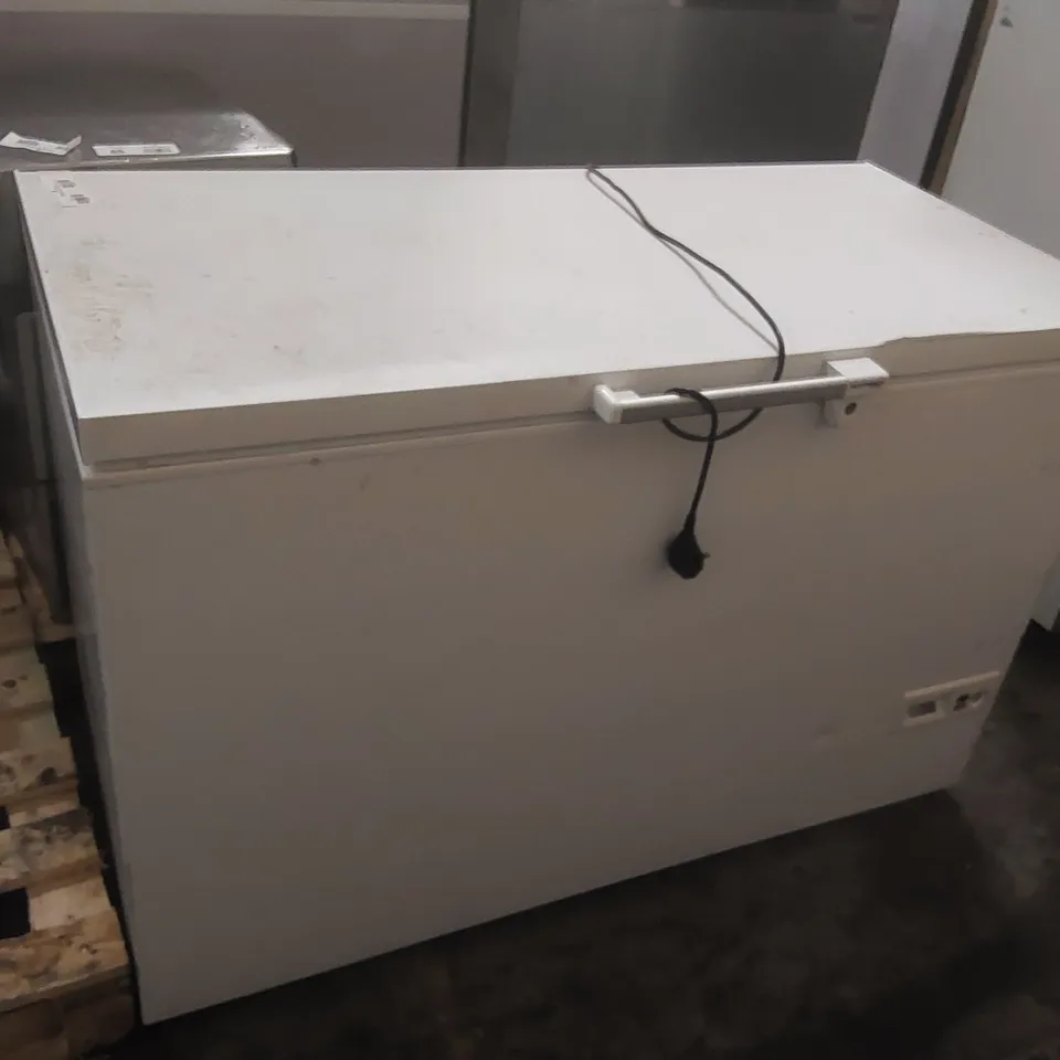 VESTFROST COMMERCIAL CHEST FREEZER SZ362C