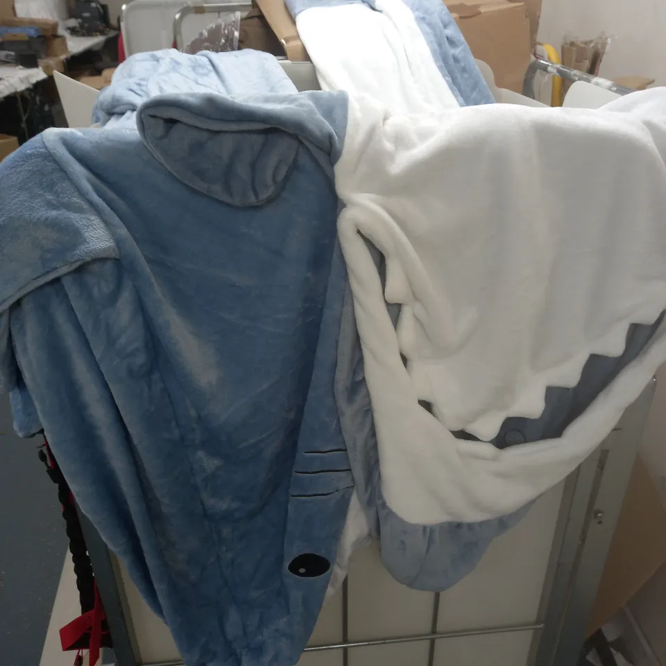 LARGE QUANTITY OF ASSORTED CLOTHING ITEMS TO INCLUDE PRETTYLITTLETHING, MNG AND SHEIN