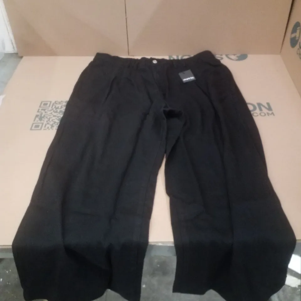 BOX CONTAINING APPROXIMATELY 15 BRAND NEW SIMPLY BE BLACK LYOCELL PLEAT DETAIL WIDE LEG JEANS - SIZE 20R
