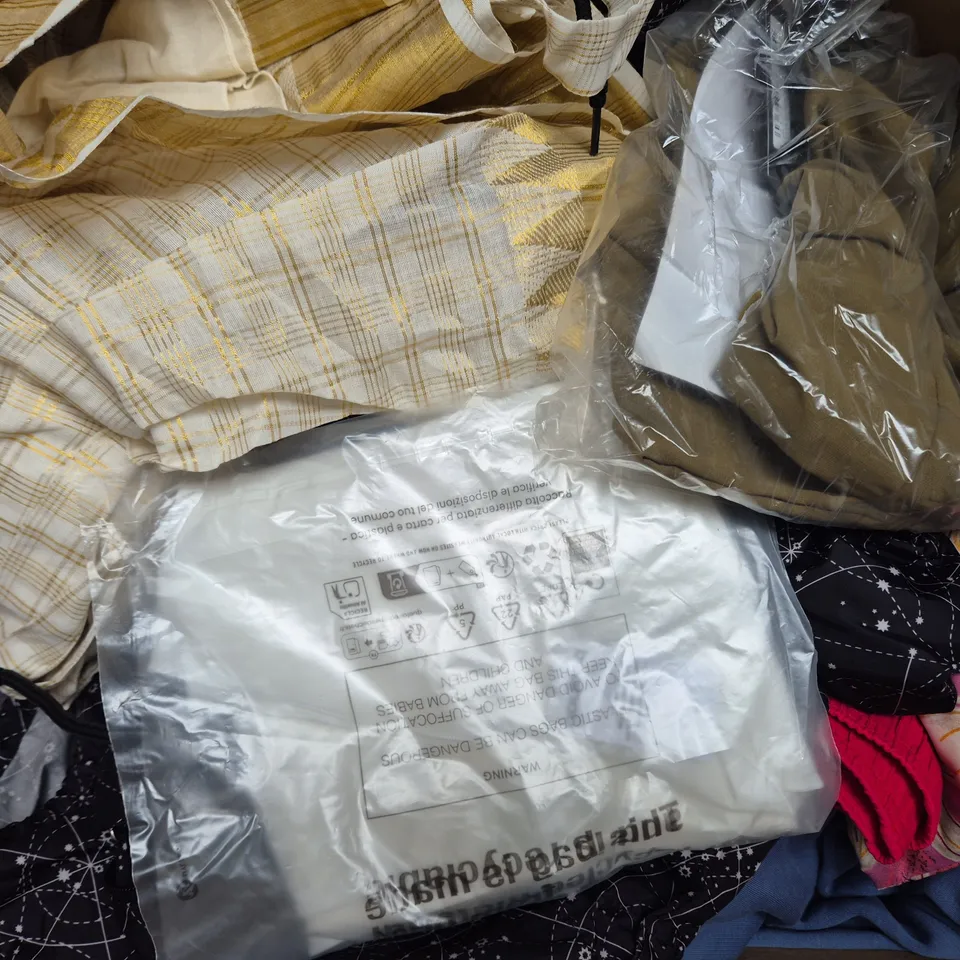 BOX OF APPROXIMATELY 20 ASSORTED CLOTHING AND FASHION PRODUCTS IN VARIOUS STYLES AND SIZES - COLLECTION ONLY