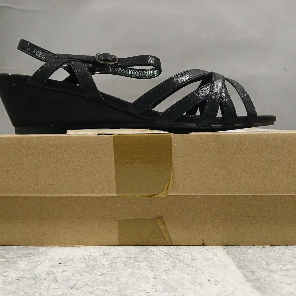 BOXED PAIR OF JD WILLIAMS OPEN TOE WEDGE SANDALS IN BLACK SIZE UK 7